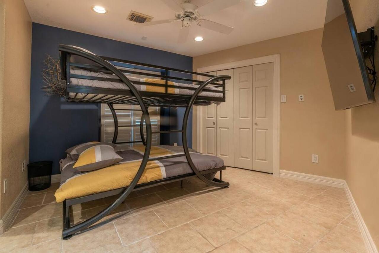 Huge 6 Bedroom With Pool, Spa, 85 Inch Tv, Game Room Houston Exterior photo