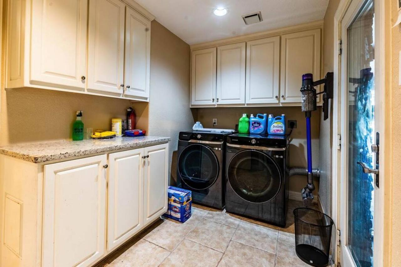 Huge 6 Bedroom With Pool, Spa, 85 Inch Tv, Game Room Houston Exterior photo